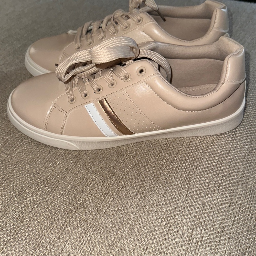 EUC Lia tan sneakers size 10